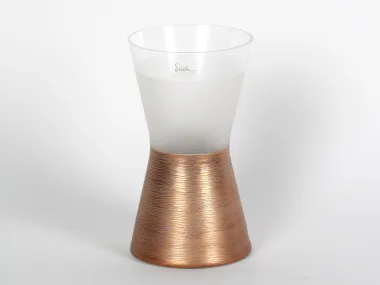 IB08690 مزهرية عصرية من Eisch Glaskultur بزجاج مطفأ مع قاعدة مطلية يدويًا باللون النحاسي الذهبي، على خلفية بيضاء.