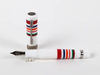 Stylo plume Delta IB08941, édition limitée Inuit, corps blanc à bandes rouges, bleues, orange et vertes, avec plume 18 carats.