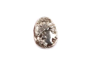 IB08978 tétradrachme grec en argent d’Attique montrant Athéna de profil avec casque à crête.