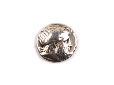 IB08979 تترادراكم يوناني فضي لفيليب الثاني ملك مقدونيا، يظهر الوجه برأس فيليب المتوج.