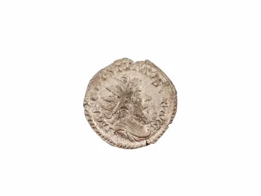 IB08994 denier en billon de l’Empire romain de Postume, monnaie antique usée sur fond blanc.