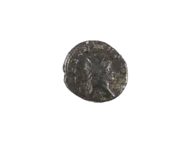 IB09022 denier billon de l’Empire romain de Gallienus, pièce usée montrant un buste couronné et une inscription visible.