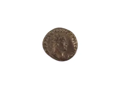 IB09023 denier billon romain de Gallienus, tête auréolée visible sur la pièce.