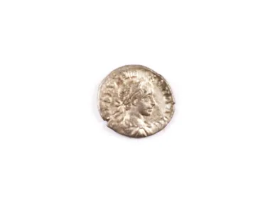 SKU IB09054 : denier billon de l’Empire romain d’Alexandre Sévère, pièce usée avec profil couronné visible.