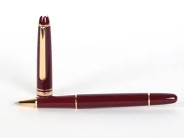 قلم رولر مون بلان Montblanc Pens & Accessories IB09247 بلون نبيذي مع تفاصيل ذهبية، معروض في علبة.