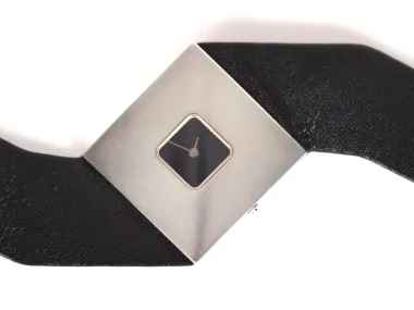 ساعة يد Verner Panton Watches IB09255 من الفضة الاسترليني، بمينا سوداء مربعة وحزام أسود، في لقطة مقربة.