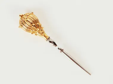 IB09711 découd-vite en or 14 kt avec manche décoré de godrons et pointe métallique sur fond blanc.