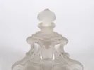 Flacon en cristal, IB00327, vu en gros plan avec bouchon en verre dépoli taillé et corps en cristal orné.