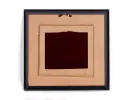 Lalique IB00352 لوحة مُصغّرة من البلور على طراز آر نوفو داخل إطار من خشب اللوب، تُظهر ظهر القطعة المؤطرة.