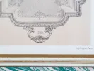 IB00577 لوحة حجرية لسيميون مطبوعة لدى بيكيت، تُظهر تصميم صينية مزخرفًا داخل إطار من الخشب المذهّب.