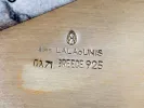 كأس لالاونيس بالَلون القرمزي، SKU IB00711، تُظهر توقيع Lalaounis وختم 925 على الفضة المطروقة.