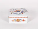 علبة حلوى مربعة من بورسلان Bernardaud، IB00751، بزخرفة زهور ملونة بأسلوب بونديشيري وألوان إيماري.