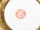 IB00754 زوج من الصحون الصينية من الخزف مع قاعدة نحاسية، يظهر أسفلها وختم أحمر «Hong Kong Hand Painted».