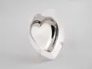 وعاء/قطعة وسط طاولة على شكل قلب من المعدن المطلي بالفضة من حبيس، SKU IB00860، على حامل شفاف.