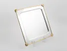IB00906 plat carré en métal argenté avec bordure dorée et coins en forme de coquillage, sur support.