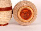 زوج مزهريات آر ديكو من Odyv، SKU IB01002، خزف مزخرف مزجج بعنق ضيق؛ تظهر القاعدة مع ختم Odyv والرقم 547.