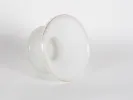 IB01041 مزهريّة من البلور الأوباليني، مستديرة باللون الأبيض الحليبي مع خطوط مذهبة.
