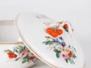 إناء Meissen Porcelain IB01149 بقبضتين مع زخرفة زهور وحلية علوية على شكل ثمار برتقالية، وهو مغلق.
