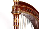 Harpe chromatique Pleyel, SKU IB01243, gros plan sur le corps en bois de rose avec bronzes dorés et mécaniques d’accord.