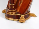 Harpe chromatique Pleyel, SKU IB01243, montrant la base en bois de rose avec pieds et détails en bronze doré.