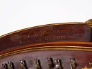 Harpe chromatique Pleyel, SKU IB01243, gros plan sur le bois de rose avec lettrage doré et chevilles d’accord.
