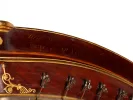 Harpe chromatique Pleyel, SKU IB01243, gros plan sur la caisse en bois de rose avec filets dorés et chevilles.