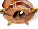 Harpe chromatique Pleyel, SKU IB01243, vue du dessous montrant le corps en bois de rose, les bronzes dorés et l’ouverture centrale.