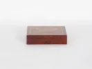 IB01280 Boîte rectangulaire de fiches de jeux Napoléon III en bois de loupe, avec marqueterie florale et filets de cuivre, fermée sur fond blanc.