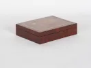 IB01280 Boîte rectangulaire Napoléon III en bois de loupe pour fiches de jeu, marqueterie florale et filets de cuivre, fermée.