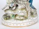 Groupe en porcelaine de Dresde Couple aux Vendanges, SKU IB01314, montrant la base peinte et émaillée avec figures et détails de vigne.