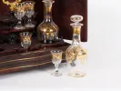 IB01369 cave à liqueur Napoléon III en acajou marqueté, incrustations de cuivre, carafes et verres en cristal doré, ouverte.