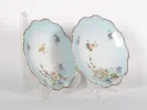 Limoges Porcelain IB01675 paire d’assiettes de présentation anciennes en porcelaine bleutée à décor floral et bordure dorée.