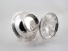 وعاء Wellner Silver IB02173 من المعدن المطلي بالفضة، مستدير ومغطّى، مع الغطاء وقبضة على شكل لسان نار معروضين على حوامل.