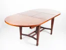 IB02322 table de salle à manger ovale en noyer de type marine, avec rallonge intégrée, sur fond blanc.