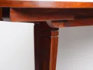 IB02322 Table de salle à manger de type marine, détail en bois de noyer sculpté avec pied et ceinture visibles.