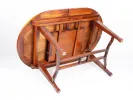 IB02322 Table de salle à manger ovale en noyer de type marine, vue dessous, avec rallonge intégrée et piètement en bois.