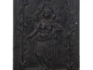 SKU IB02353 : plaque de cheminée rectangulaire en fonte du XVIIIe siècle, avec relief d’un dieu grec encadré de guirlandes.