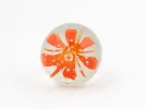 IB02373 presse-papiers rond en verre transparent avec décor floral orange et bulles.