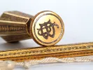 IB02439 صندوق لوازم كتابة من فضة مذهبة، لقطة مقرّبة لختم منقوش وعلبة مزخرفة.