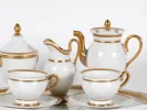 طقم Limoges Porcelain IB02457 أمبير أبيض ومذهّب، يظهر إبريق شاي وسكرية ووعاء قشدة وفنجانين مع صحون.