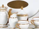طقم تيتاتيت إمبراطوري من خزف ليموج، SKU IB02457، ظاهر باللونين الأبيض والمذهّب مع إبريق شاي وسكرية ووعاء قشدة وأكواب وصينية.