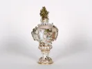 Vase pot pourri en porcelaine allemande, IB02473, décor floral et chérubins, photographié sur fond blanc.