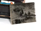 SKU IB02512: مجموعة صفائح فوتوغرافية قديمة داخل علب، وتظهر صورة سلبية بالأبيض والأسود لأشخاص في الخارج.