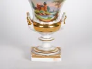 Vase Médicis Porcelaine de Paris, SKU IB02541, avec anses dorées et décor peint de paysage et château.