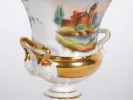 Vase Médicis Porcelaine de Paris, SKU IB02541, avec anses dorées et attaches en tête de bélier, décor peint d’un château au bord d’un lac.