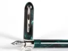 قلم حبر بريشة من Visconti، SKU IB02662، باللون الأخضر مع زخرفة فضية وريشة ظاهرة.