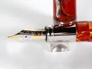 Stylo plume Visconti Van Gogh, SKU IB02666, en résine ambre avec garniture argentée et plume dorée, gros plan.