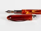 Stylo plume Visconti Van Gogh, SKU IB02666, en résine ambre avec garniture argentée et plume dorée, à côté du capuchon.