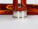 Stylo plume Visconti Van Gogh, SKU IB02666, en résine ambre avec garniture argentée, vu en gros plan.