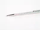قلم حبر ناشف كروي Versailles Pens IB02677 من معدن مطلي بالفضة بنقشة غيوشيه، لقطة مقربة للطرف والجسم.